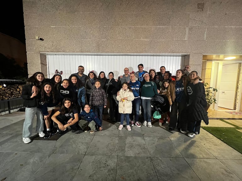 Equipo del club de Madrid se tomó una foto luego de conocer que ganaron el Gordo de Navidad.