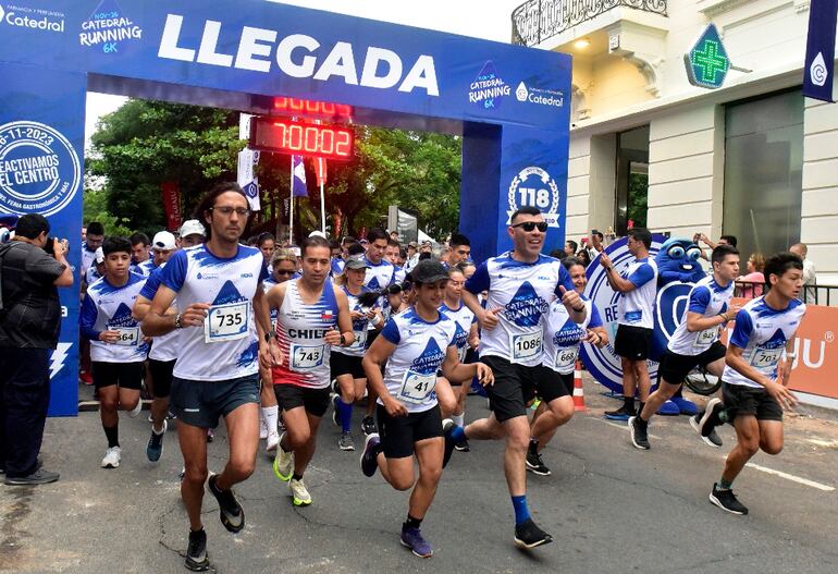 Catedral Running registró más de 1.000 participantes, quienes dieron color e hicieron vibrar el centro histórico de la capital.