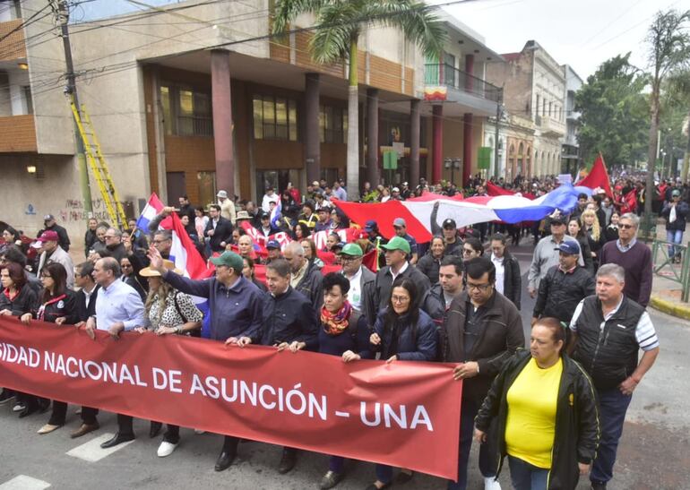 Docentes de la UNA marchan este miércoles en el centro de Asunción.