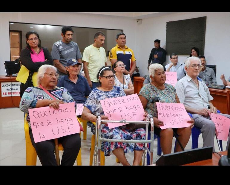 Grupo de personas mayores que apoya la construcción de la unidad de salud familiar dentro de la plaza La Concordia. 