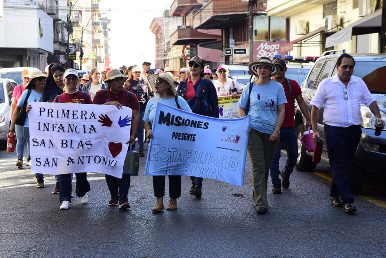 Docentes y psicólogas llegan al MEC para reclamar contratos para iniciar las clases en el 2024.