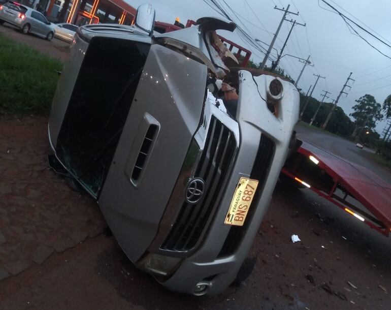 La camioneta volcó tras impactar con el automóvil. El conductor resultó ileso.