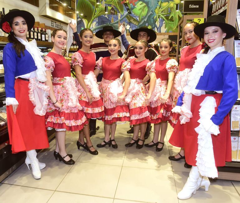 Elenco de baile del Colegio Paraguayos Ilustres, bajo la dirección de la profesora Analucy Caballero.