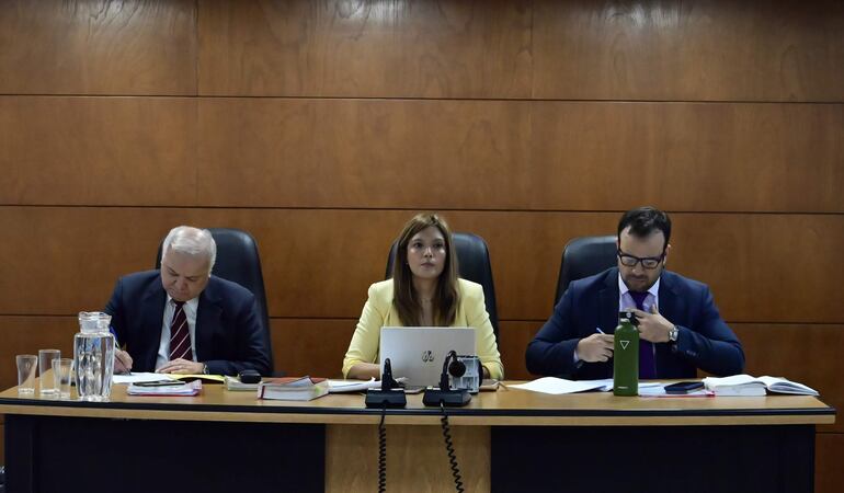 De izq. a der. los magistrados Víctor Medina, Inéz Galarza y Federico Rojas, integrantes del Tribunal de Sentencia.