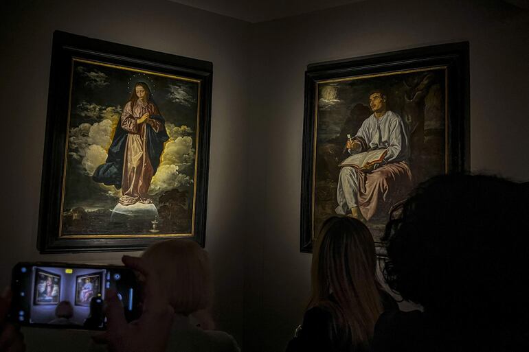 Dos cuadros de juventud del maestro español, "La Inmaculada Concepción" y "San Juan en Patmos", prestados por la National Gallery de Londres. 
