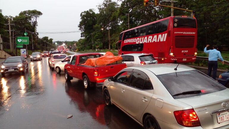 Debido a que un vehículo quedó descompuesto en la zona zona del Rubén Dumot (ex Aratirí), el tráfico se elenteció sobre la la Ruta PY02 Mcal. José Félix Estigarribia.