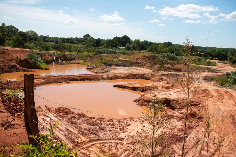 Yerbateros denuncian la contaminación de tierras y agua como producto de la actividad minera.