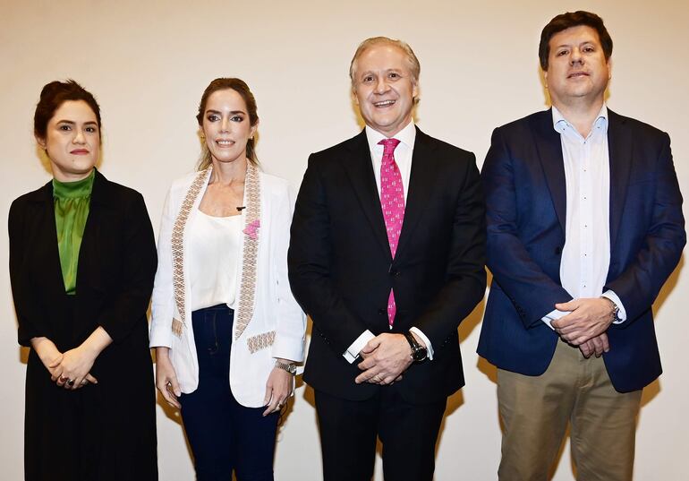 Adriana Ortiz Semidei, miinistra de Cultura; la primera dama de la Nación, Leticia Ocampos; Jorge Srur, gerente Regional Sur de CAF; y Javier Giménez, ministro de Industria y Comercio,