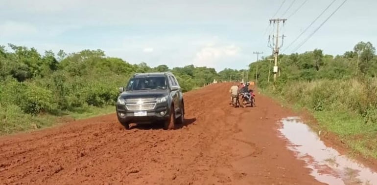 Otro tramo difícil en la ruta Abai-Tarumá presenta problemas de transitabilidad debido a las malas condiciones del terreno.