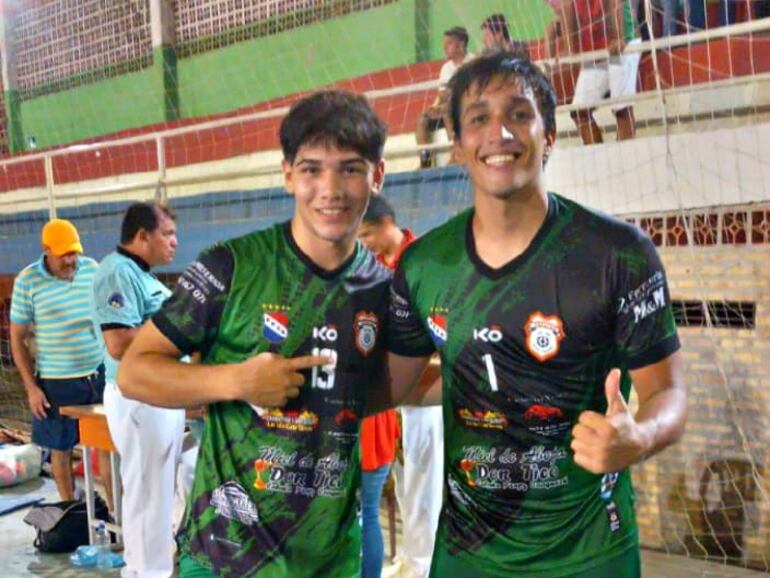 Octavio Giménez (i) y Juan Pablo Cazenave defenderán la portería  de Falconense.