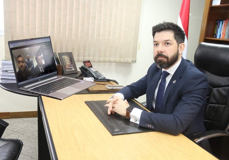 Alexandre Rodrigues Gomes, hijo del extinto diputado cartista  "Lalo" Gomes, declara por vía telemática ante el juez Osmar Legal. Se lo ve en la pantalla de la laptop a la derecha, junto al abogado Oscar Tuma.