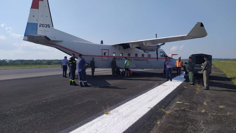 Avión ambulancia "llantó" en una de sus ruedas y provocó incidente al aterrizar.