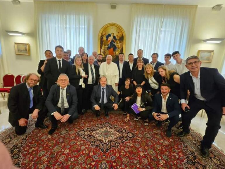 Fotografía divulgada en la red social X por aeronavegantes de la reunión del Papa Francisco con representantes de la Asociación Argentina de Aeronavegantes (AAA) en defensa de Aerolíneas Argentinas este miércoles, en Roma (Italia). El papa Francisco recibió este miércoles en Roma a representantes de la Asociación Argentina de Aeronavegantes (AAA), el principal sindicato de ese gremio, y se fotografió con ellos junto a varios carteles en defensa de Aerolíneas Argentinas, una de las empresas que el Ejecutivo de Javier Milei sopesa privatizar. "En simultáneo en que se está llevando a cabo la votación en el Senado de la ley de Bases, (nuestros dirigentes) se reunieron con el Papa en la Ciudad del Vaticano, donde pudieron mostrar nuestra preocupación ate la difícil situación económica que está atravesando el país (Argentina) y la industria aeronáutica", expresó desde Buenos Aires la AAA en un posteo en su perfil de la red social X.