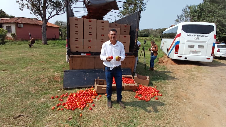 El propietario de la carga Waldir Martis Da Silva, quien aseguró que es tomate producido en su finca ubicada en Concepción.