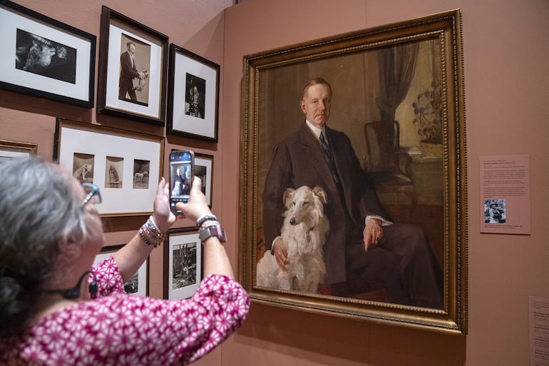 Una mujer toma una foto al retrato del trigésimo presidente de los Estados Unidos (1923-29), Calvin Coolidge, junto a su perro en la exposición 'Pets and the City' (las mascotas y la ciudad) este viernes, en la sede del museo en Nueva York (EE.UU.). Los animales han tenido un papel importante en la vida de los estadounidenses, y eso incluye a sus propios presidentes, que han llevado a sus fieles amigos a la Casa Blanca.