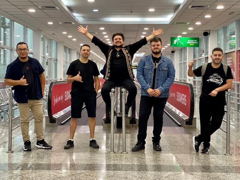 Los integrantes de Tierra Adentro posan en el aeropuerto Silvio Pettirossi antes de partir rumbo a España para los Latin Grammy.