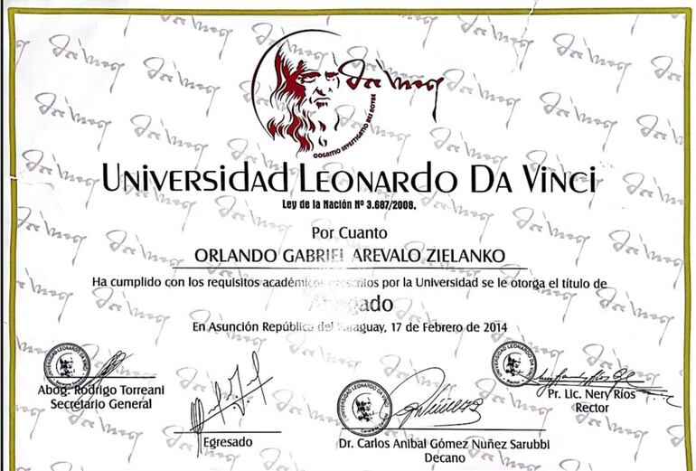 El título de la Universidad Leonardo Da Vinci donde se acredita a Orlando Arévalo como abogado.