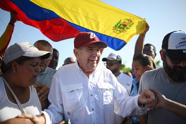 El candidato presidencial de la oposición venezolana por el partido Plataforma Unitaria Democrática, Edmundo González Urrutia (C).