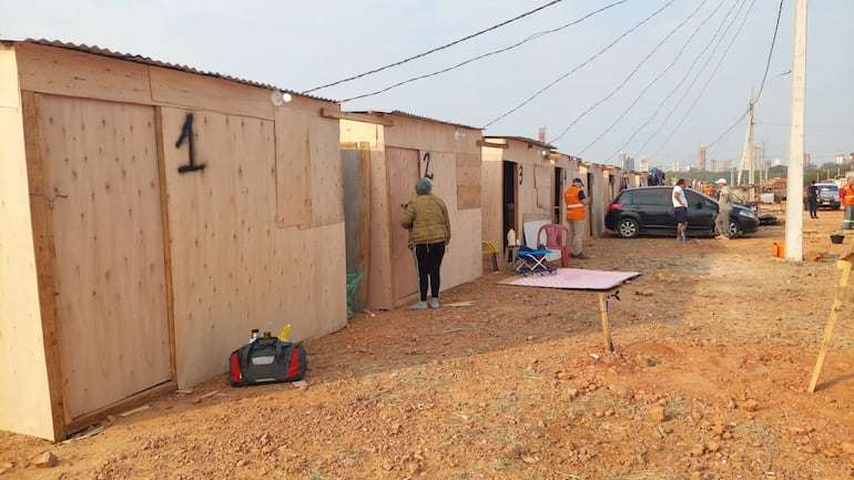 Así son las casas instaladas en la Eco Bahía para las familias afectadas por el incendio del domingo pasado. La ocupación inicial fue en el 2018, cuando se registró una gran crecida del río. Nunca abandonaron el refugio temporal pese a que las aguas bajaron.