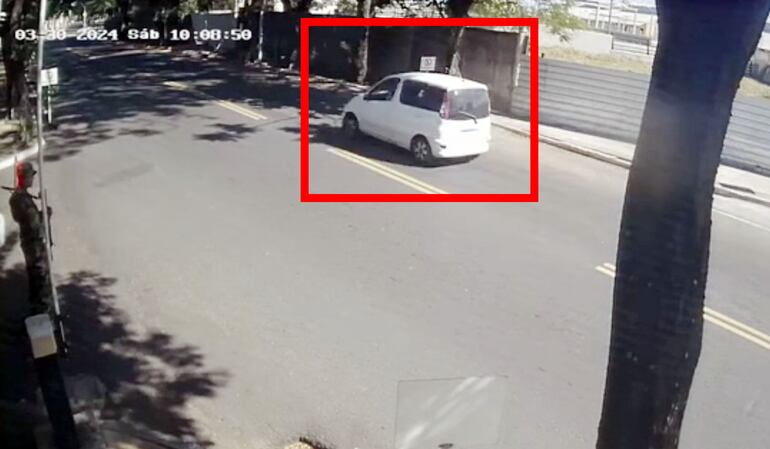 Vehículo fue seguido por las cámaras de la Policía Nacional y pronto podría estar identificado el conductor.