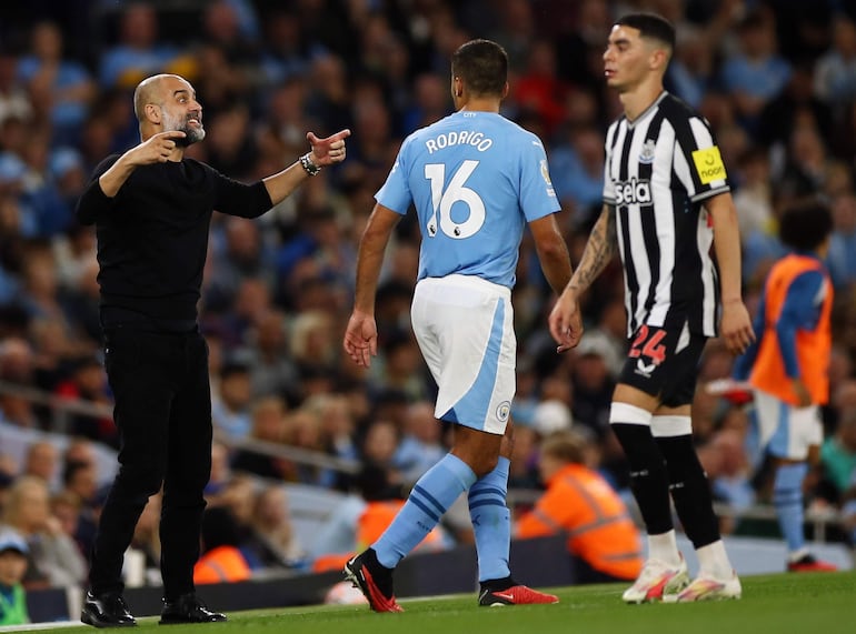 El técnico del Manchester City, Pep Guardiola (L), reacciona durante el partido de fútbol de la Premier League inglesa entre el Manchester City y el Newcastle United, en Manchester, Gran Bretaña, el 19 de agosto de 2023.

