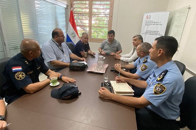 Una de las varias reuniones que mantuvieron ayer autoridades de Salud Pública con la Policía.