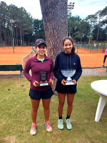 A la derecha La paraguaya Zoe Doldán con el trofeo de campeona en Punta del Este, Uruguay.