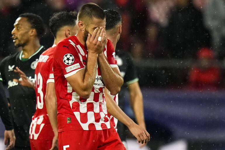 El defensa del Girona David López tras el partido de Liga de Campeones de fútbol entre el Girona y el Feyenoord, este miércoles en el estadio de Montilivi.