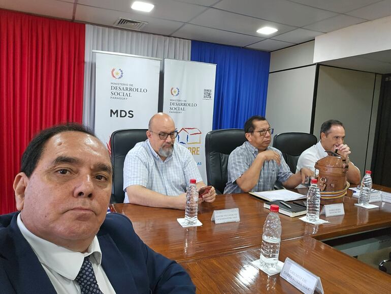 El director Miguel Marecos (izquierda, con corbata) participa de una reunión con el ministro de Desarrollo Social, Tadeo Rojas, y otras autoridades.