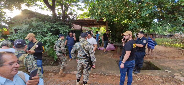 Efectivos policiales y curiosos en la escena del crimen ocurrido en la tarde hoy lunes en Curuguaty.