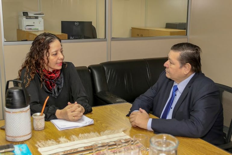 El nuevo titular del ente rural, Mag. Econ. Francisco Ruiz Díaz, y la directora general de Registros Públicos, dependiente de la Corte Suprema de Justicia, Abog. Lourdes González, mantuvieron una reunión de trabajo para facilitar los trámites que permitan agilizar trámites de titulación.