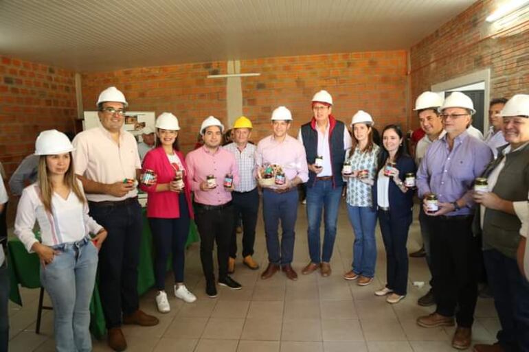 La construcción del Showroom para la comercialización de productos elaborados por los productores de frutilla ya inició.