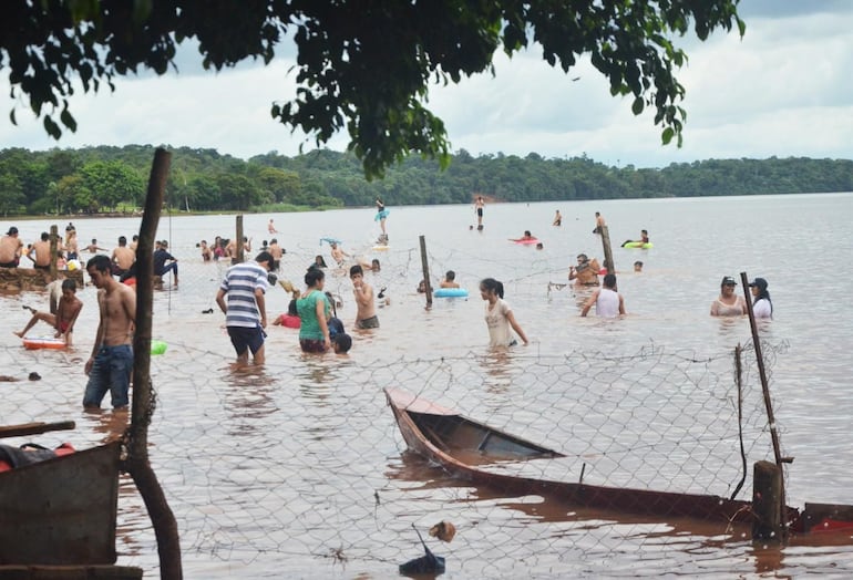 El joven desapareció en aguas del río Acaray, en zona de Hernandarias. / Foto archivo