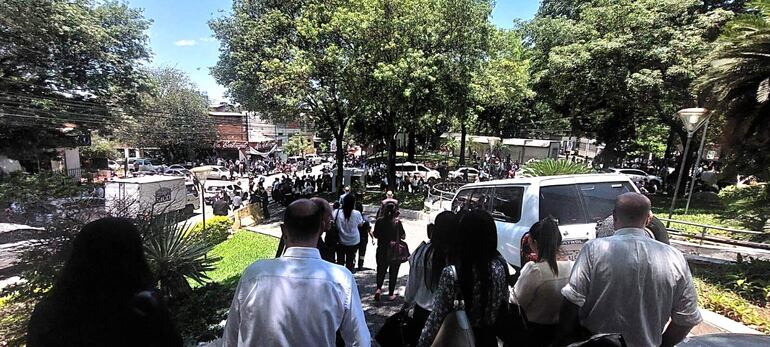 Cientos de personas tuvieron que evacuar el Poder Judicial tras el reporte de una amenaza de bomba.