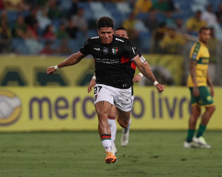 El paraguayo Junior Marabel, jugador de Palestino, festeja un gol en el partido frente a Cuiabá por la vuelta de los playoffs de octavos de final de la Copa Sudamericana 2024 en el estadio Arena Pantanal, en Cuiabá, Brasil.