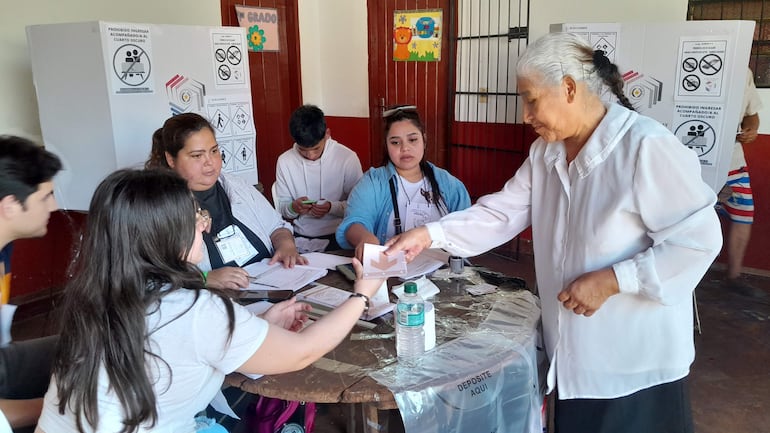 Mucha gente mayor llegó para votar en la localidad de Villa Elisa.