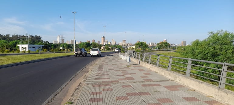 Imagen captada este domingo en la Costanera de Asunción, donde el calor se siente intensamente.