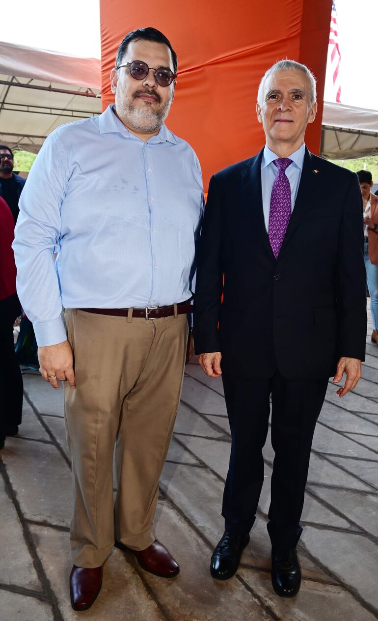 Herib Caballero y el embajador de México Juan Manuel Nungaray.