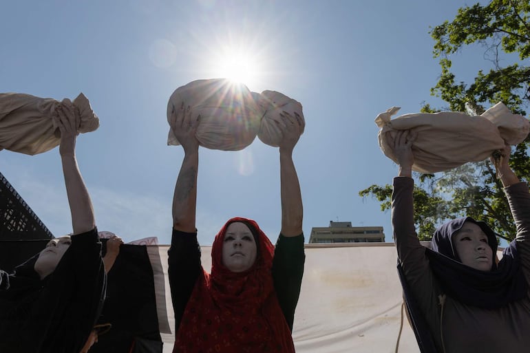 Personas participan en una manifestación pro Palestina este sábado en Santiago (Chile). Miles de chilenos se sumaron este sábado en Santiago a la movilización global por el aniversario de la guerra en la Franja de Gaza y pidieron al Gobierno del progresista Gabriel Boric "acciones concretas y no solo palabras".