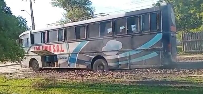 El colectivo que debía partir hacia la capital del país, quedó atrapado entre el lodazal en pleno casco urbano en la mañana del lunes, y solo pudo salir con ayuda de un tractor.