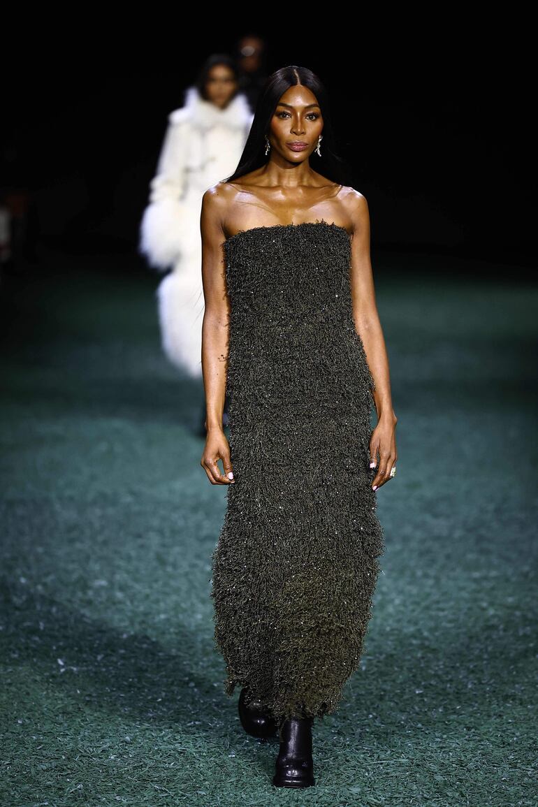 ¡Siempre diosa! Naomi Campbell, a sus 53 años, cerró el desfile de Burberry en Londres. (HENRY NICHOLLS / AFP)