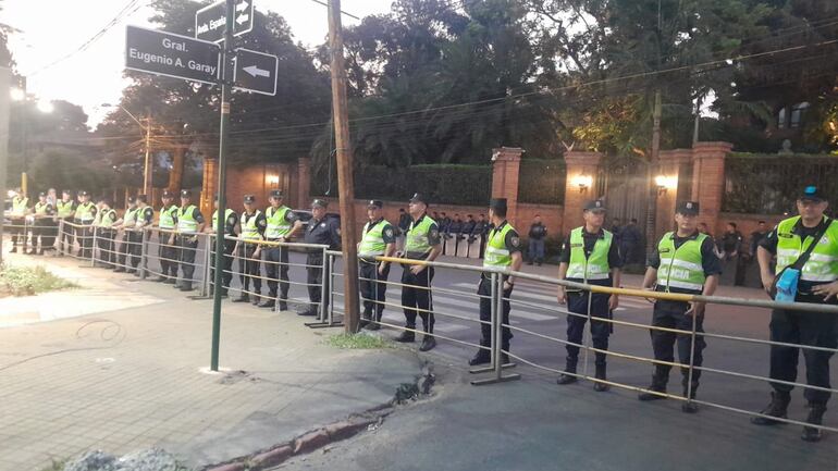 Policías resguardan en dos líneas la casa de Horacio Cartes.