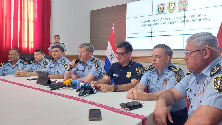 Las autoridades de la Policía Nacional brindaron una conferencia de prensa este jueves en relación al séxtuple homicidio registrado en Amambay.