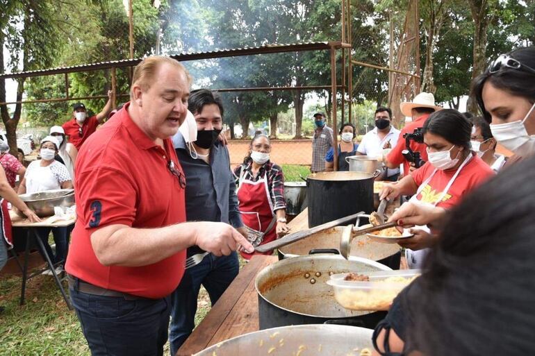 El gobernador de Alto Paraná, Roberto González Vaesken (ANR, cartista), es investigado por la Fiscalía Anticorrupción por un daño patrimonial en la provisión del almuerzo escolar.