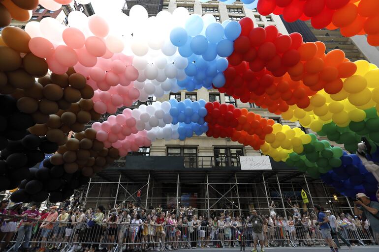 Coloridos globos durante la marcha del orgullo en la quinta avenida de Nueva York.