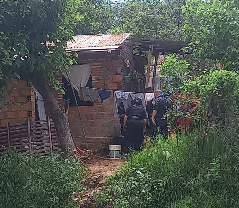 Policías verificaron las casas ubicadas a la vera del Arroyo Guasu en busca de los delincuentes que alcanzaron el cauce para escapar del asedio policial.