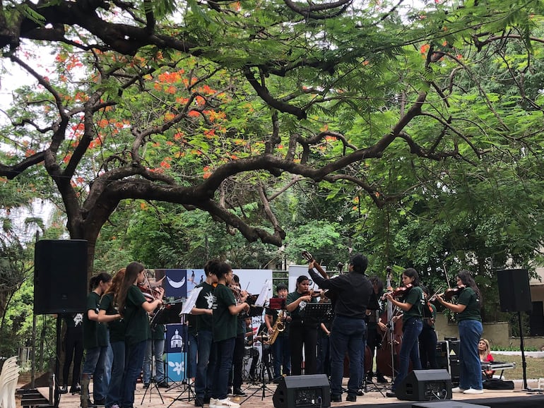 La Orquesta Juvenil de Asunción (OJA) durante su presentación en la Plaza Manuel Ortiz Guerrero / José Asunción Flores.