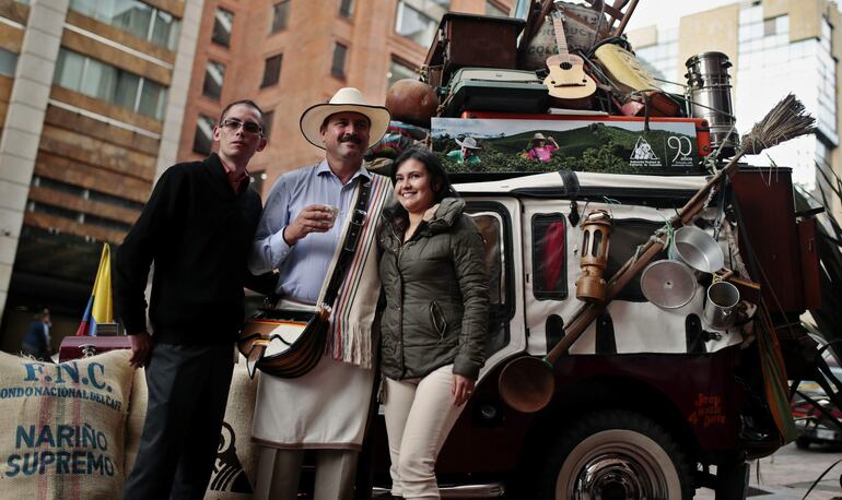 Fotografía de archivo del 27 de junio de 2017 de personas posando junto a el personaje "Juan Valdez"(c), durante la celebración del 90 aniversario de la Federación Nacional de Cafeteros, en Bogotá (Colombia). El cafetero colombiano Carlos Castañeda, quien desde hace 20 años encarnaba al icónico y bigotudo personaje de Juan Valdez, que representaba a la marca Café de Colombia, falleció este viernes en Medellín.