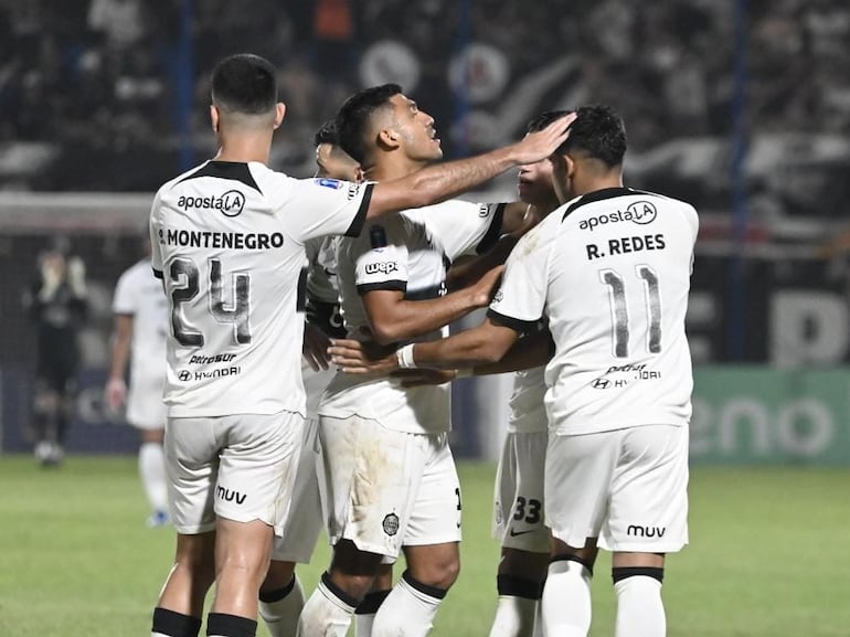 Los jugadores de Olimpia celebran un gol en el partido frente a 3 de Febrero de Ciudad del Este por los octavos de final de la Copa Paraguay 2024 en el estadio Luis Alfonso Giagni, en Villa Elisa.