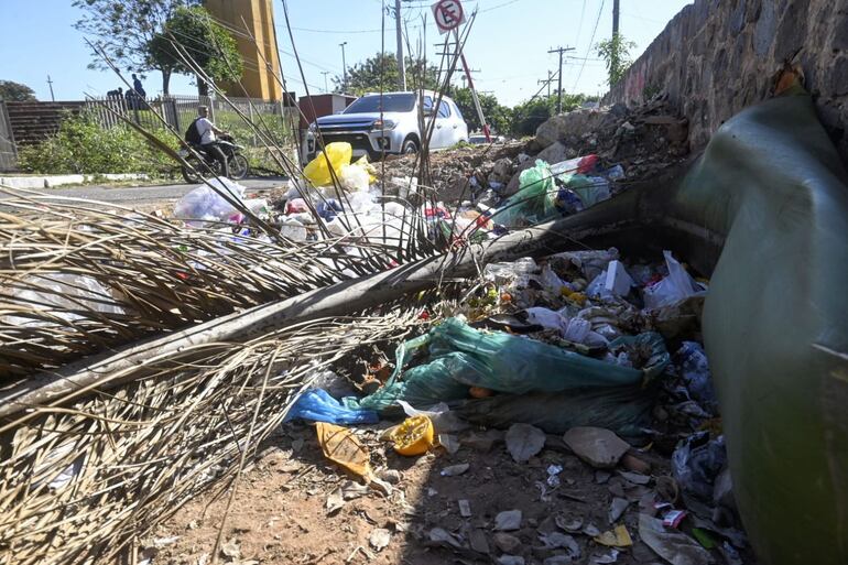 Vertedero clandestino en la calle de ingreso a la Chacarita. Fotografía tomada este miércoles 2 de agosto.